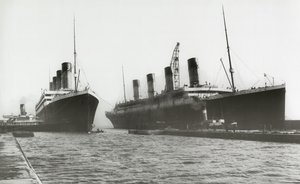 RMS Titanic déplacé hors de la cale sèche pour permettre à son navire jumeau, RMS Olympic, de remplacer une hélice, 6 mars 1912 - English Photographer